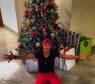 Na noite de Natal, Neymar publicou uma foto em frente à árvore de Natal e rodeado de presentes