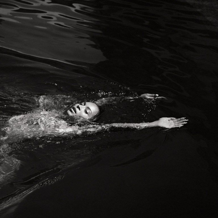 Beyoncé mergulha e posa sensual durante o ensaio para a Flaunt