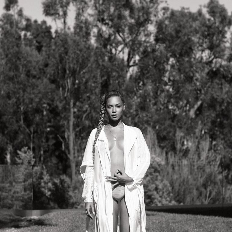 Em meio a natureza, Beyoncé surge só de roupão para a revista Flaunt