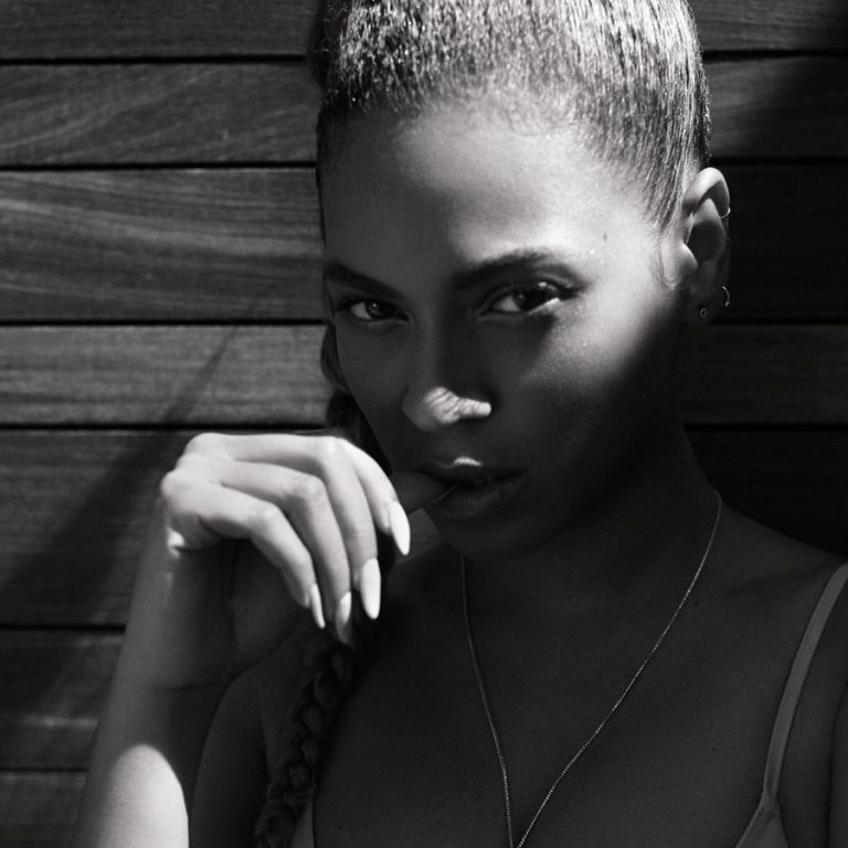 Beyoncé mostra decote para as lentes da revista Flaunt