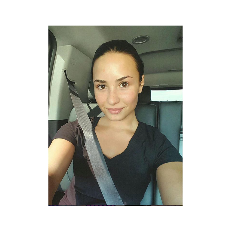 Essa é Demi Lovato desejando um bom dia em seu carro!