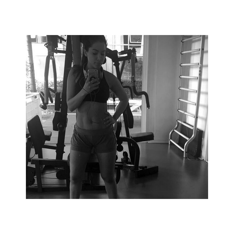 Olhando rápido essa pessoa na foto poderia ser qualquer menina de 22 anos de idade, mas se repara bem é Anitta registrando um momento na academia!