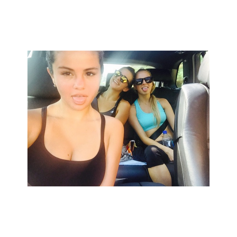 Quem nunca chamou as amiguinhas para tirar uma foto mandando língua, sem contar com o rosto todo suado! No caso é Selena Gomez e algumas amigas fazendo um passeio de carro.