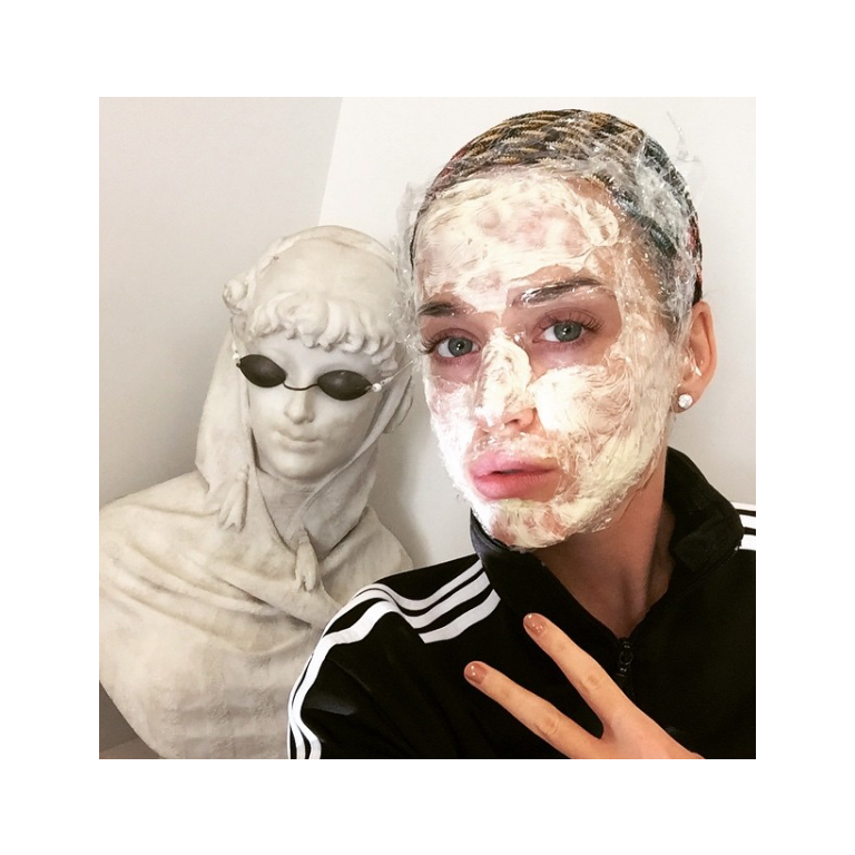 E aquela colega que paga muito caro em um tratamento especial para  pele?! Katy Perry fez a mesma coisa e compartilhou com alguns milhões de seguidores!