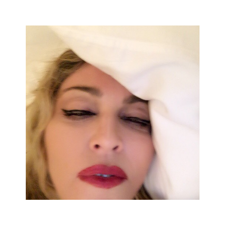E aquela amiga sem noção que posta foto bebada caída na cama?! Essa é Madonna, compartilhando seu cansaço com todos!
