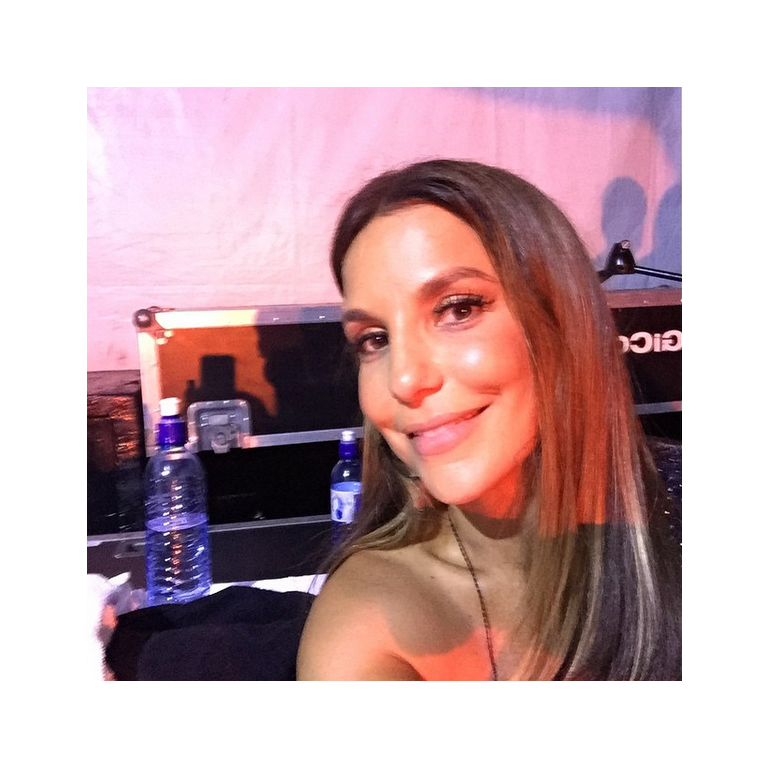 Ivete é a rainha do Brasil, mas as vezes perde a noção em fazer algumas fotos bem naturais. No caso, VEveta posa ao lado de uma garrafa de água, alguns momentos antes do show!