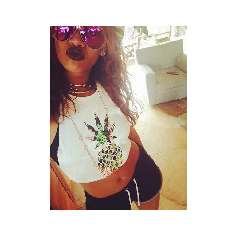 E aquela infeliz que dá boa tarde pros seguidores?! Essa é Rihanna mandando um beijo pros fãs!