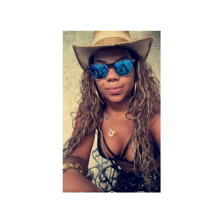 Sabe aquela amiga que manda foto no grupo do Whatsapp para a galera aprovar o look?! Esa é Ludmilla em seu Instagram!