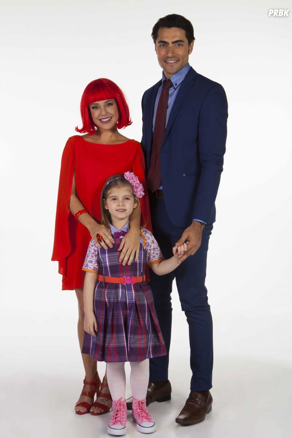 Dulce Maria (Lorena Queiroz), Gustavo (Carlo Porto) e Estefânia (Priscila Sol) passeiam e ele pede para Tia Perucas morar com os dois em "Carinha de Anjo", do SBT