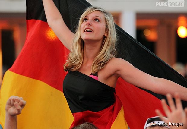 Torcedora com bandeira da alemanha arranca suspiros na torcida!