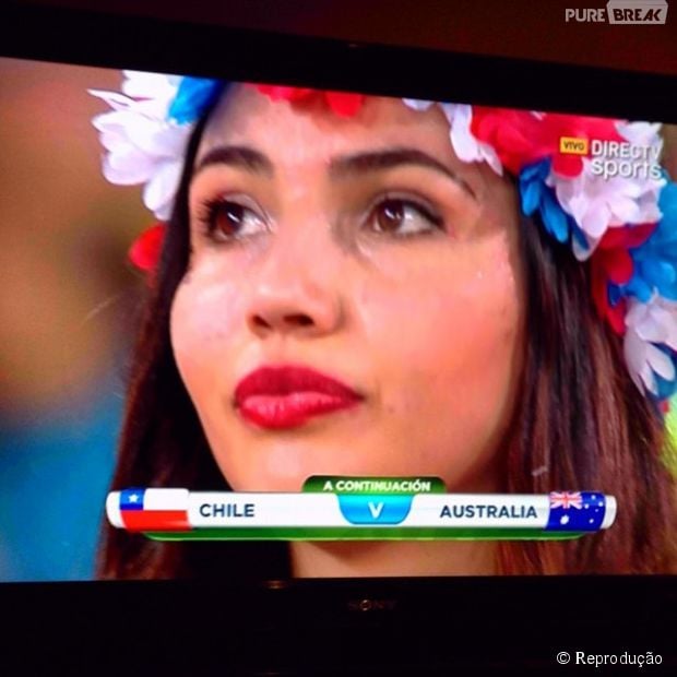 Bela torcedora chilena marca presença no estádio!