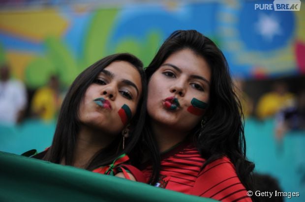 Torcedoras mandam beijinho para a câmera durante jogo da Copa