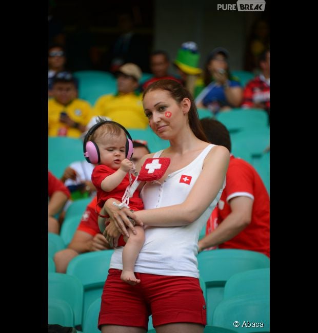Mamãe Suiça chama atenção pela belza em estádio da Copa
