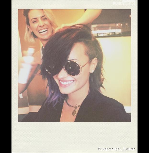 <p>A cantora e atriz Demi Lovato cortou os fios na altura do ombro e raspou uma das laterais da cabe&ccedil;a</p>