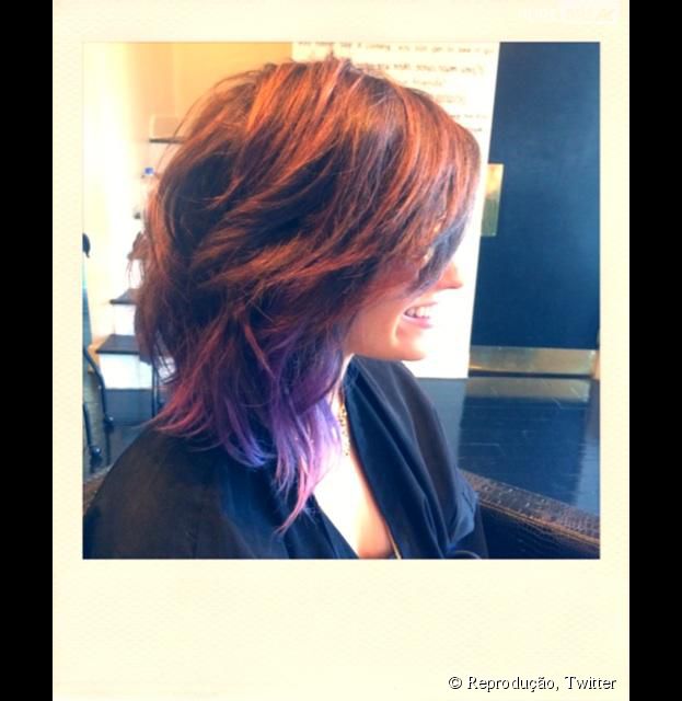 <p>Al&eacute;m do corte de cabelo, Demi Lovato tamb&eacute;m aproveitou para retocar a cor roxa dos fios</p>
