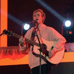 OMG! Justin Bieber faz show surpresa (e de graça) no meio da rua em Londres!