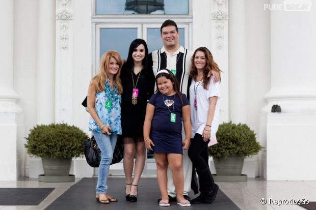Demi Lovato e sua família após a recuperação das drogas