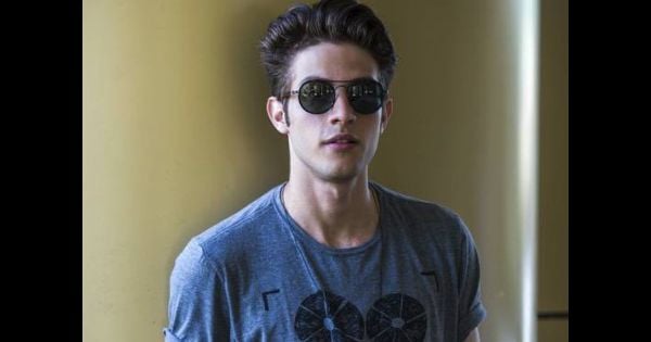 Chay Suede aparece estiloso na gravação da novela "Babilônia" na ... - Purebreak Brasil