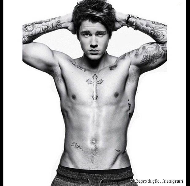 Justin Bieber posa só de toalha para as lentes de Mario Testino