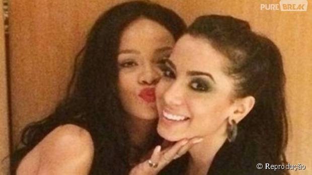 Anitta em selfie com a cantora Rihanna