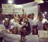 Alice Wegmann fui junto com Rodrigo Simas e alguns amigos do elenco de "Malhação" se manifestar pelas ruas do Rio de Janeiro