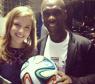 Alice Wegmann mostra que é fã de esportes ao posar com o ídolo do Botafogo, o jogador Seedorf