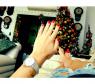 Alice Wegmann relaxou no sofá para curtir o Natal