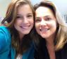 Alice Wegmann posa ao lado de Viviane Pasmanter, as duas viverão a miss Shirley na trama "Em Família"