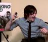 Veja a pegadinha dos bastidores de "The Walking Dead" em Noram Reedus, o Daryl!