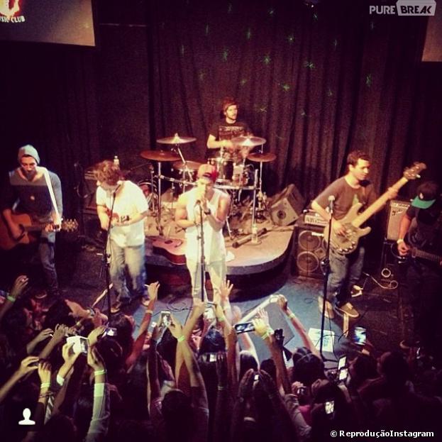 Arthur Aguiar publica foto dele cantando em show