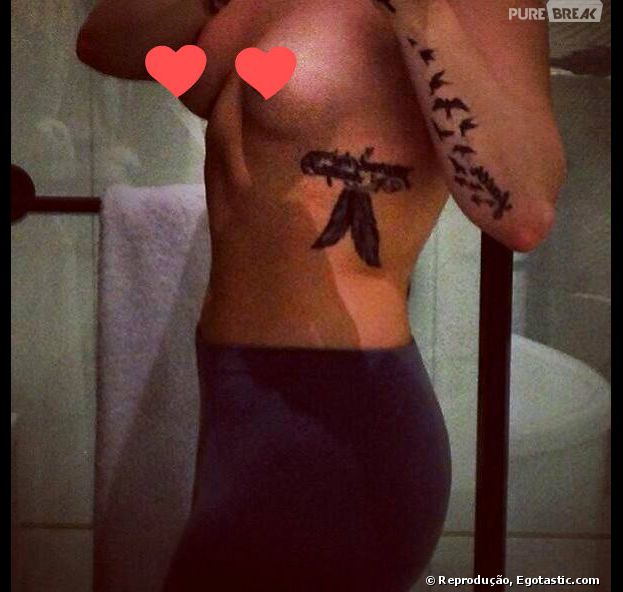 <p>Em outras fotos é possível ver as partes íntimas de Demi Lovato</p>