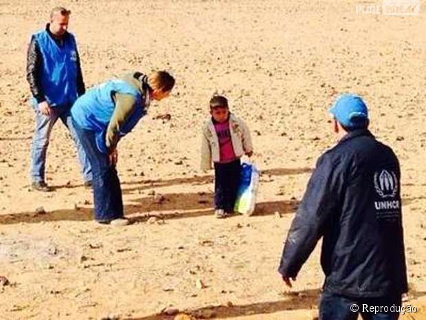 Menino de 4 anos atravessando deserto não estava sozinho!
