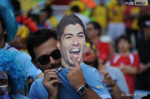 Torcedor argentino com máscar do Suárez