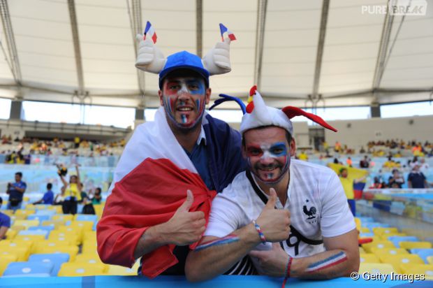 Torcedores franceses posando pra foto durante jogo