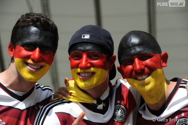 Torcedores com a cara pintada durante jogo da Alemanha