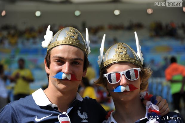 Dupla de franceses vestidos à caráter para jogo da Copa