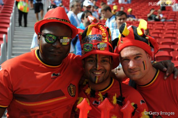 Torcedores belgas posam pra foto no estádio