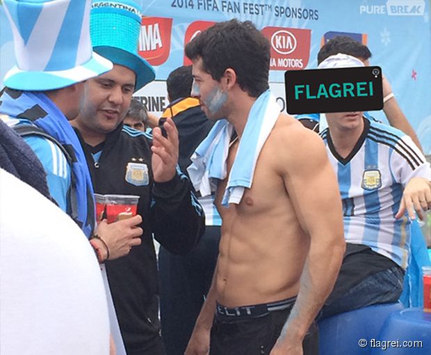 Torcedor argentino sem camisa após jogo