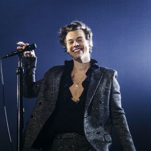 Harry Styles é o cara mais estiloso no mundo da música e a gente vai te mostrar o porquê