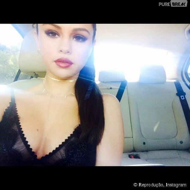 Fã de selfie, Selena Gomez posta foto em que aparece toda produzida
