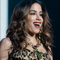 Anitta está 100% nem aí para as inseguranças e está feliz e realizada!