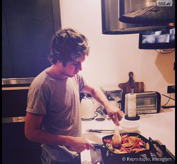 Niall Horan publicou uma foto cozinhando no Instagram