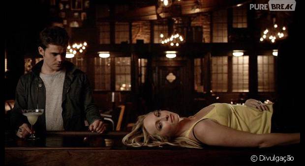 Em "The Vampire Diaries": Caroline (Candice Accola) convence Stefan (Paul Wesley) de desligar sua humanidade!