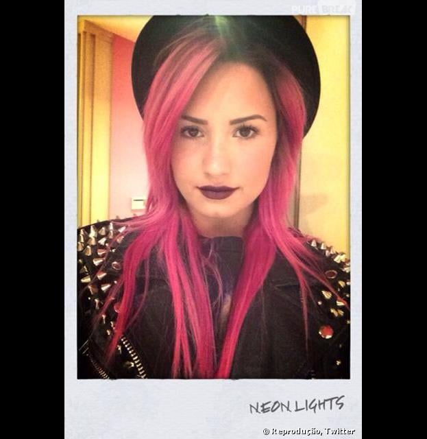 Demi Lovato abandona o cabelo azul e surge com os fios cor de rosa