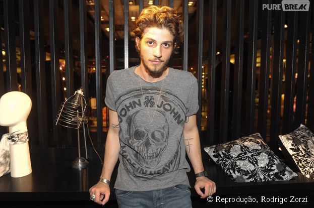 Chay Suede faz pocket show íntimo durante evento em São Paulo