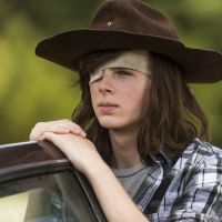Em &quot;The Walking Dead&quot;: na 8ª temporada, Chandler Riggs comemora trajetória de Carl após morte