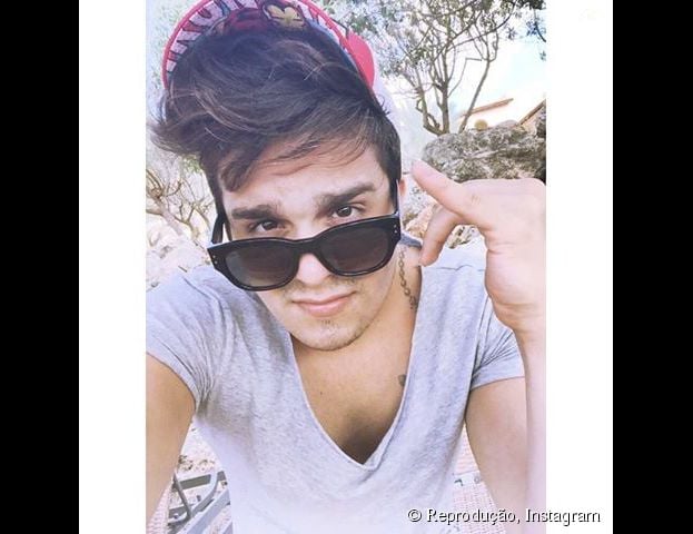 Luan Santana publica foto curtindo o mar do Caribe e exibe novo penteado