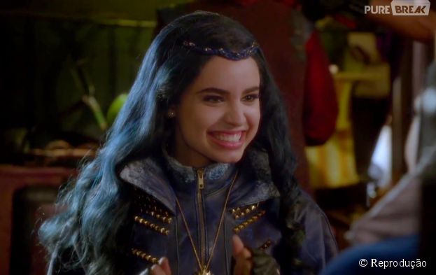 Evie (Sofia Carson) é a filha da Rainha Má (Kathy Najimy) em "Descendentes"