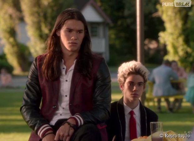 Em "Descendentes", Jay (Booboo Stewart) é filho de Jafar (Maz Jobrani) e Carlos (Cameron Boyce) é filho de Cruella (Wendy Raquel Robinson)