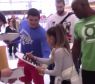 <p>Ariana Grande assina aut&oacute;grafos para f&atilde;s em aeroporto de Los Angeles</p>